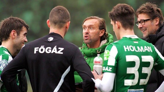 Trainer Thomas Doll (M.) und Assistent Ralf Zumdick (r.) von Ferencvaros Budapest © imago/Aleksandar Djorovic 