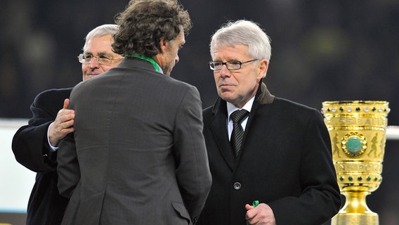 Trainer Thomas Doll (M.) von Borussia Dortmund mit Theo Zwanziger (l.) und Reinhard Rauball © picture-alliance / Sven Simon Foto: Anke Fleig