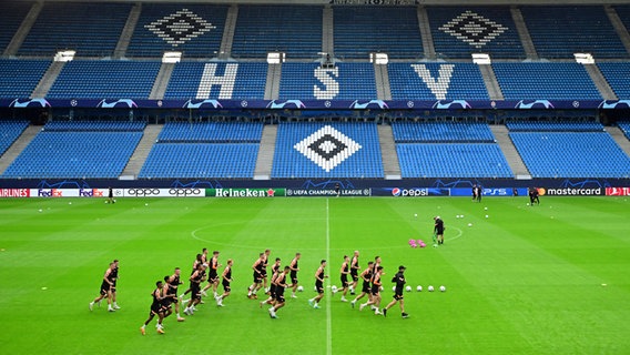 Das Team von Schachtar Donezk im Volksparkstadion des HSV © Witters 