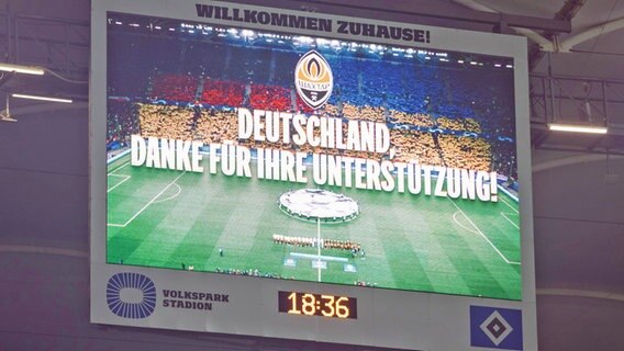 Auf der Anzeigetafel im Hamburger Volksparkstadion bedankt sich Donezk für die Hilfe. © IMAGO / Beautiful Sports 