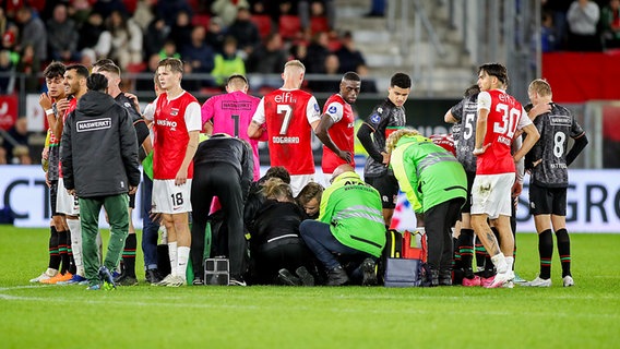 NEC Nijmegens Spieler Bas Dost (ehemals VfL Wolfbsurg) wird nach einem Zusammenbruch auf dem Spielfeld von Ärzten versorgt. © picture alliance / PRO SHOTS Foto: Vincent de Vries