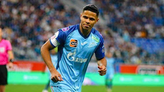 Fußballer Douglas Santos von Zenit St. Petersburg © IMAGO/ZUMA Wire Foto: Maksim Konstantinov