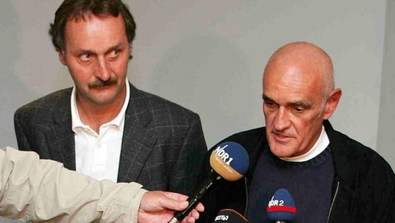 Trainer Peter Neururer (l.) und Vorsitzender Martin Kind von Hannover 96 © picture alliance/dpa Foto: Rainer Jensen