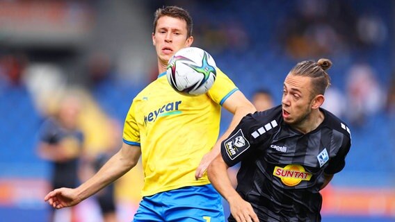 Braunschweigs Lasse Schlüter (l.) und Mannheims Adrien Lebeau kämpfen um den Ball. © IMAGO / Hübner 