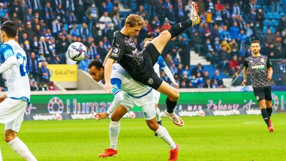 Braunschweigs Lion Lauberbach (r.) und Magdeburgs Tobias Knost kämpfen um den Ball. © IMAGO / Eibner 