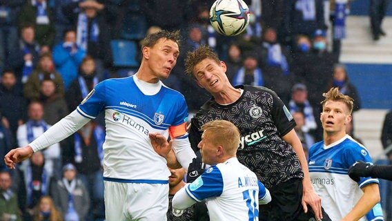 Braunschweigs Lion Lauberbach (r.) und Magdeburgs Alexander Bittroff kämpfen um den Ball. © IMAGO / Eibner 