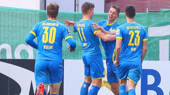 Braunschweigs Spieler um Torschütze Lion Lauberbach (2.v.r.) bejubeln einen Treffer. © IMAGO / Eibner 
