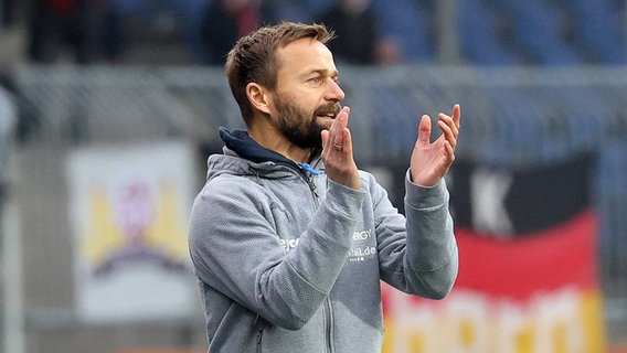 Braunschweigs Trainer Michael Schiele gestikuliert am Spielfeldrand. © IMAGO / Hübner 