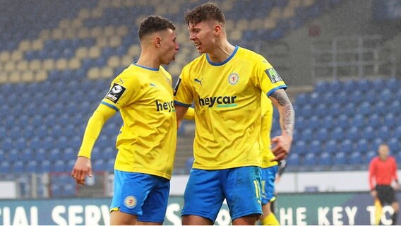 Braunschweigs Torschütze Luc Ihorst (l.) und Enrique Pena Zauner bejubeln einen Treffer. © IMAGO / Hübner 