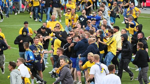 Braunschweigs Fans stürmen den Platz nach dem Schlusspfiff. © IMAGO / Hübner 