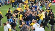 Braunschweigs Fans stürmen den Platz nach dem Schlusspfiff. © IMAGO / Hübner 