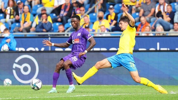 Osnabrücks Aaron Opoku (l.) und Braunschweigs Danielo Wiebe kämpfen um den Ball. © IMAGO / Hübner 