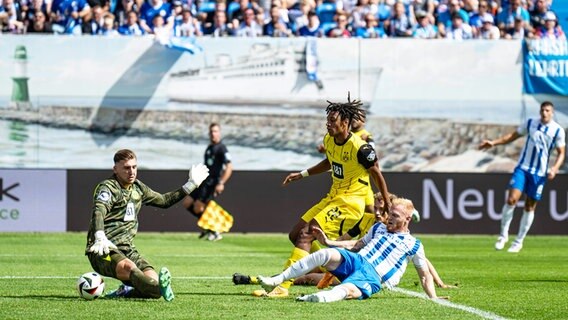 Nils Fröling (M., vorne) von Hansa Rostock versucht gegen Borussia Dortmund II einen Treffer zu erzielen. © IMAGO / Fotostand 