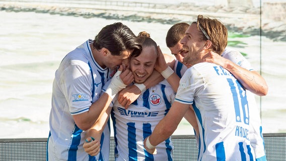 Rostocks Spieler bejubeln einen Treffer © Imago Images 