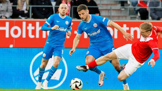 Spielszene aus dem Spiel zwischen RW Essen und Hansa Rostock © Imago Images 