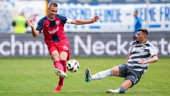 Rostocks Franz Pfanne (l.) und Sandhausens Stanislav Fehler kämpfen um den Ball. © IMAGO / foto2press 