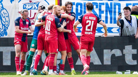Rostock-Spieler bejubeln einen Treffer. © IMAGO/Oliver Zimmermann 