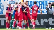 Rostock-Spieler bejubeln einen Treffer. © IMAGO/Oliver Zimmermann 