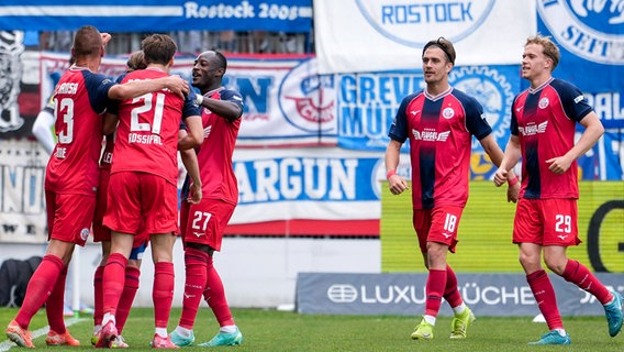 Rostock-Spieler bejubeln einen Treffer. © IMAGO / foto2press 