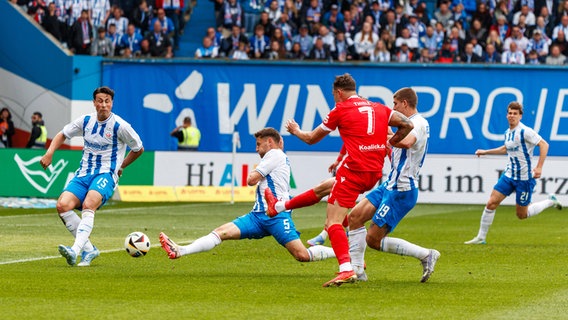 Rostocks Spieler können einen Treffer von Timmy Thiele (M./Energie Cottbus) nicht verhindern. © IMAGO / Andy Bünning 
