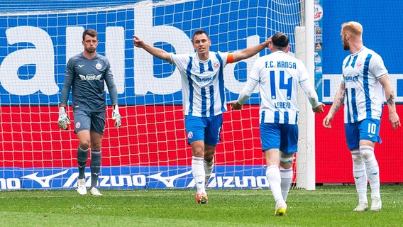 Enttäuschte Rostock-Spieler © IMAGO / Ostseephoto 