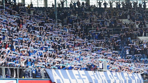 Rostock-Fans halten im Ostseestadion Schals in die Höhe. © WITTERS Foto: FrankPeters