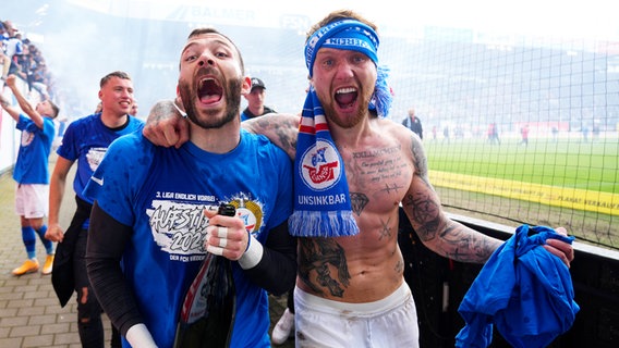 Rostocks Markus Kolke (l.) und Jan Löhmannsröben bejubeln den Aufstieg in die Zweite Bundesliga. © WITTERS Foto: FrankPeters