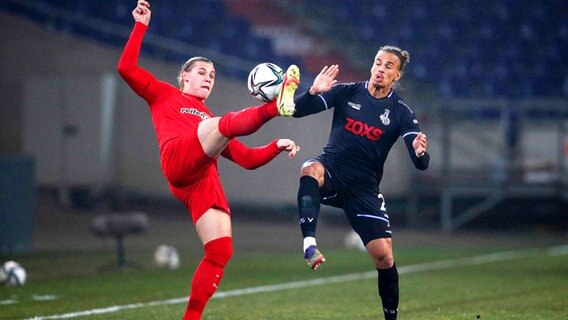 Havelses Fynn Lakenmacher (l.) und Duisburgs Rolf Feltscher kämpfen um den Ball. © IMAGO / Joachim Sielski 