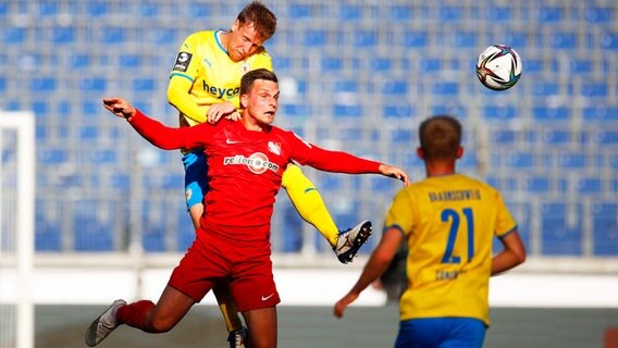 Braunschweigs Brian Behrendt (l.) und Havelses Yannik Jaeschke kämpfen um den Ball. © IMAGO / Joachim Sielski 