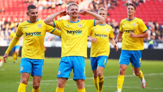 Braunschweigs Torschütze Jomaine Consbruch (2.v.l.) und seine Mitspieler bejubeln einen Treffer. © IMAGO / regios24 