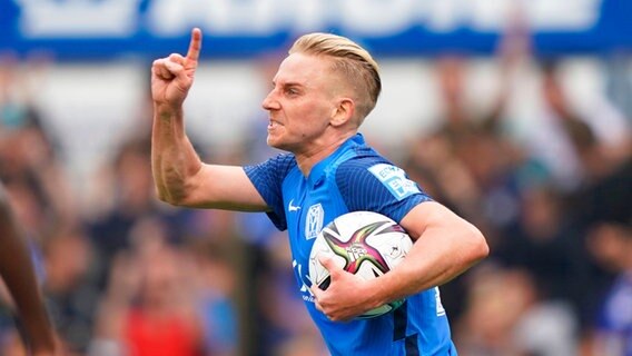 Meppens Willi Evseev bejubelt einen Treffer. © IMAGO / Werner Scholz 