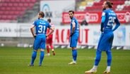 Meppens Luka Tankulic (M.) und seine Mitspieler sind enttäuscht. © IMAGO / Werner Scholz 