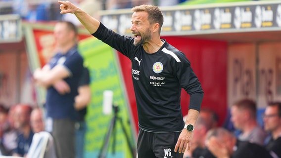 Braunschweigs Trainer Michael Schiele gestikuliert am Spielfeldrand. © IMAGO / Werner Scholz 