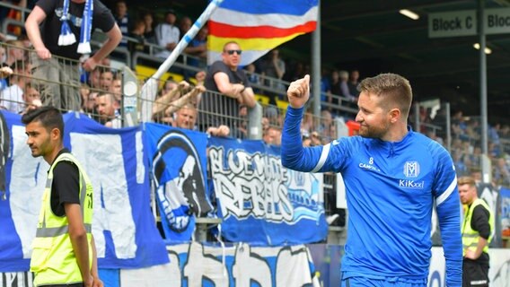 Meppens Thilo Leugers grüßt die Fans auf der Tribüne. © IMAGO / Eibner 