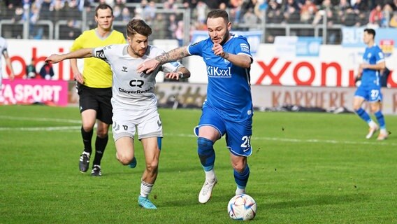 Meppens Marius Kleinsorge (r.) und Oldenburgs Patrick Möschl kämpfen um den Ball. © IMAGO / Eibner 