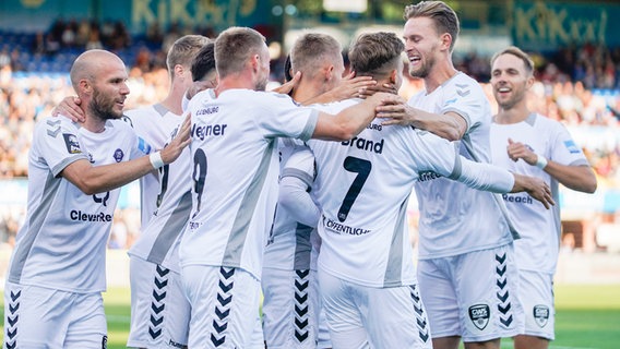 Oldenburgs Spieler bejubeln einen Treffer. © IMAGO / Werner Scholz 