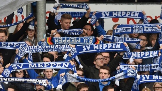 Meppen Fans wedeln mit Fansschals © osnapix / imago 
