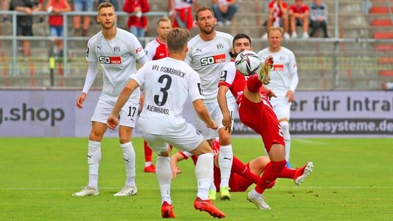 Osnabrücks Felix Higl, Florian Kleinhansl, Marc Heider und Würzburgs Fanol Perdedaj (v.l.) kämpfen um den Ball. © IMAGO / foto2press 