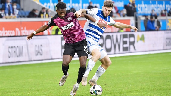 Osnabrücks Omar Traoré (l.) und Duisburgs Marlon Frey kämpfen um den Ball. © IMAGO / Team 2 