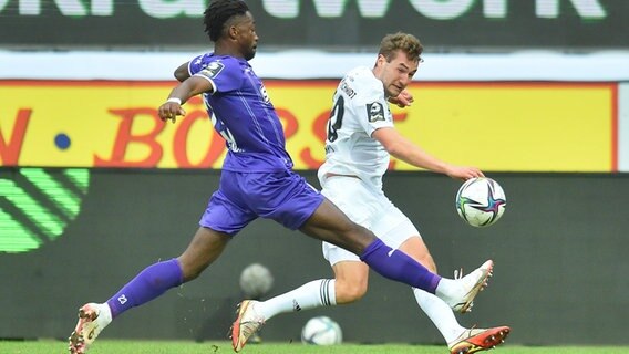 Osnabrück Omar Haktab Traoré (l.) und Saarbrückens Julian Günther-Schmidt kämpfen um den Ball. © IMAGO / osnapix 