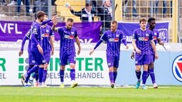 Osnabrücks Spieler bejubeln einen Treffer.