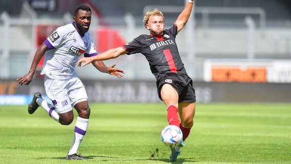 Osnabrücks Paterson Chato (l.) und Wiesbadens Benedict Hollerbach kämpfen um den Ball. © IMAGO / osnapix 