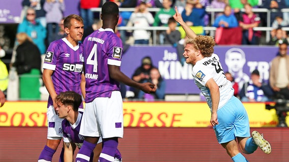 Münchens Jesper Verlaat (r.) bejubelt einen Treffer gegen Osnabrück. © IMAGO / MIS 