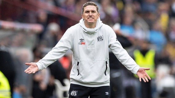 Osnabrücks Trainer Tobias Schweinsteiger gestikuliert am Spielfeldrand. © IMAGO / kolbert-press 