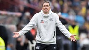 Osnabrücks Trainer Tobias Schweinsteiger gestikuliert am Spielfeldrand. © IMAGO / kolbert-press 