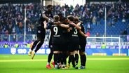 Osnabrücks Spieler bejubeln einen Treffer. © IMAGO / kolbert-press 