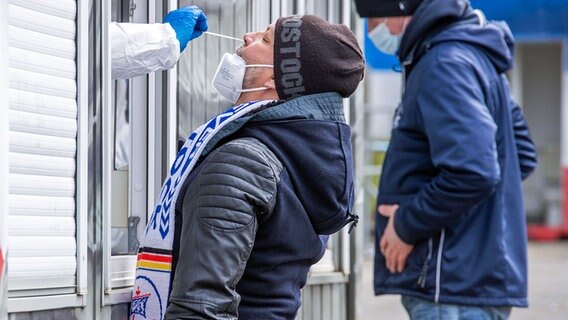 Ein Zuschauer wird vor dem Spiel Hansa Rostock gegen Halle getestet © picture alliance/dpa/dpa-Zentralbild pool Foto: Bernd Wüstneck