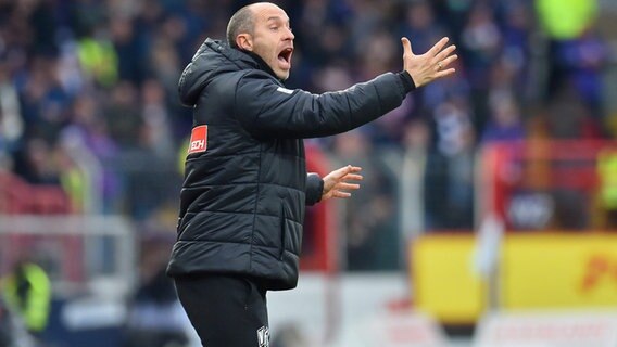 Osnabrücks Trainer Daniel Scherning gestikuliert aufgeregt am Spielfeldrand. © IMAGO / osnapix 