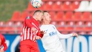 Meppens Marvin Pourie (r.) und Zwickaus Maximilian Jansen kämpfen um den Ball. © 230204 Sport Fußball 