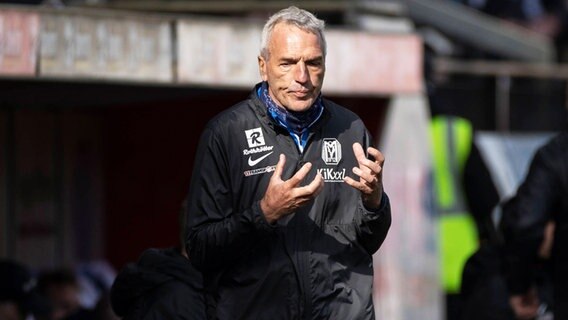 Meppens Trainer Ernst Middendorp gestikuliert am Spielfeldrand. © IMAGO / Kirchner-Media 